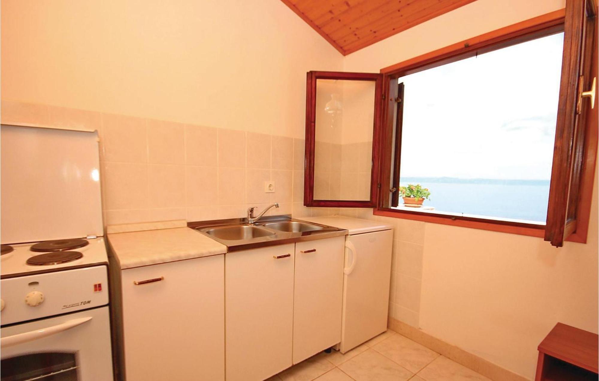 Gorgeous Apartment In Prigradica With Kitchen Εξωτερικό φωτογραφία