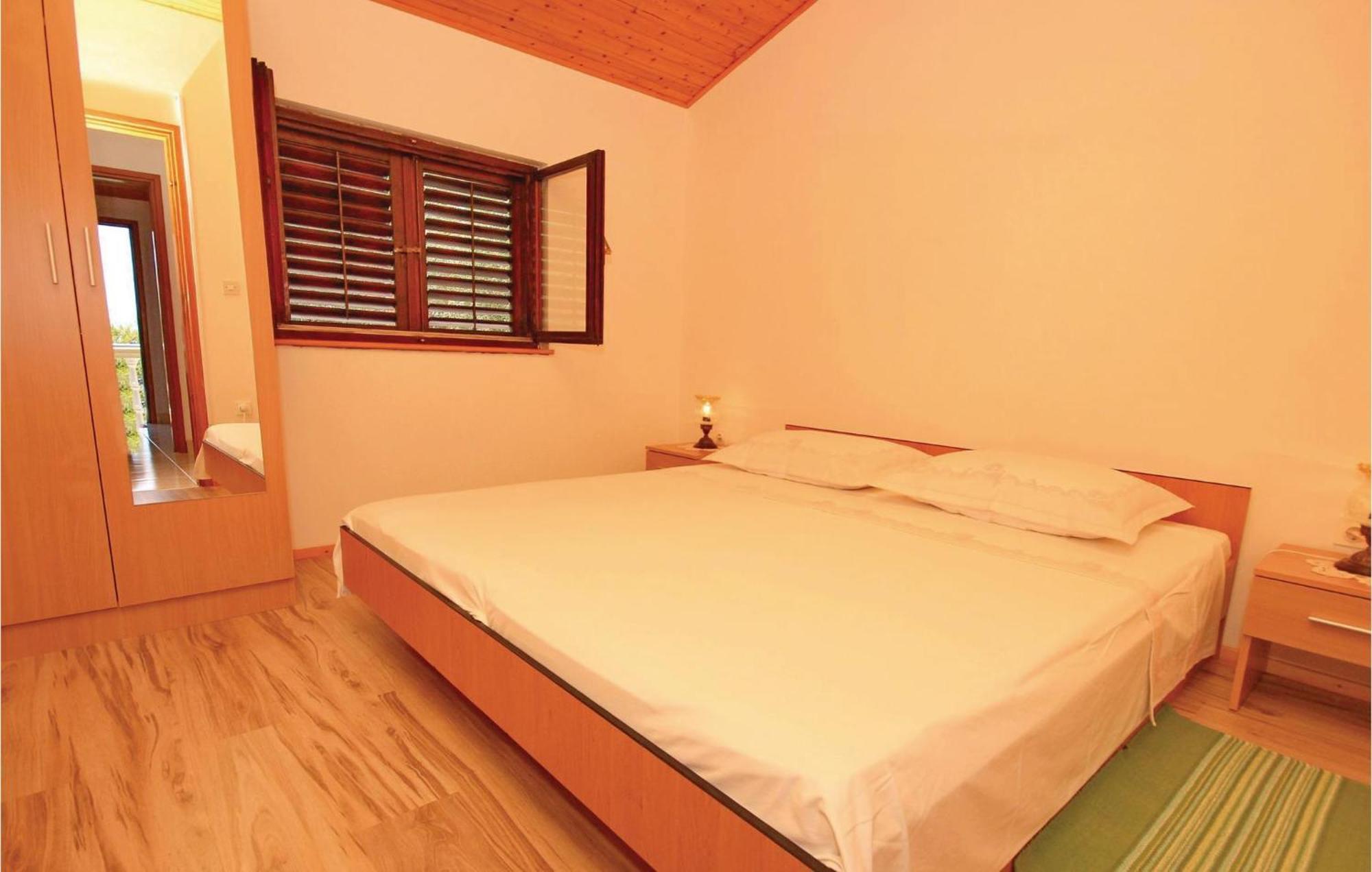 Gorgeous Apartment In Prigradica With Kitchen Εξωτερικό φωτογραφία